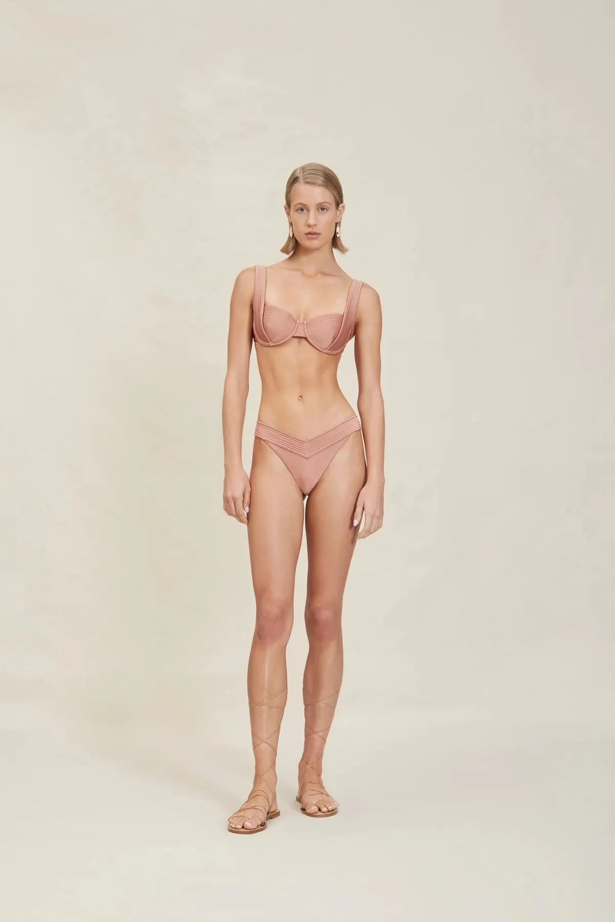 Devon Windsor - Rue Top - Primrose